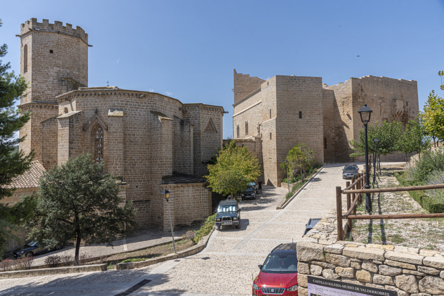 Teruel - Valderrobres 30 - iglesia de Santa María la Mayor y castillo.jpg